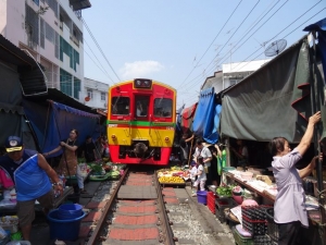 Thaiföld: a vasúti síneken működő piac és a tökéletes nap