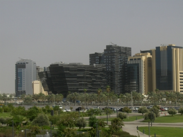 Katar: negyvennyolc fokos sivatagi hőség és léghűtött gazdagság