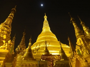 Mianmar: káprázatos Arany Pagoda az éjszakában