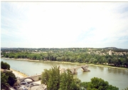 ”Készen áll már a híd, körtánc járja Avignonban”