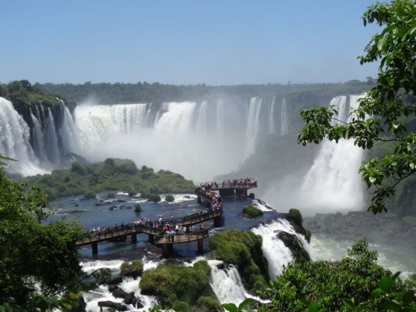 Az Iguazú-vízesés: fehér fátyol az esőerdőben