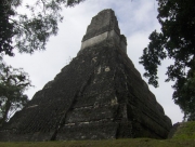 Guatemala, Tikal: félholtan a legnagyobb maja város piramisán